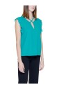 groene-blouse-met-volant-v-hals