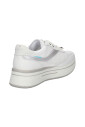 witte-sneakers-met-studs-en-veters