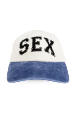 Keps med broderad detalj