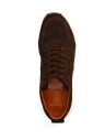 bruine-suede-sneakers-met-witte-zool