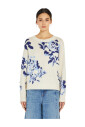 pull-a-motif-de-roses-bleu-et-blanc