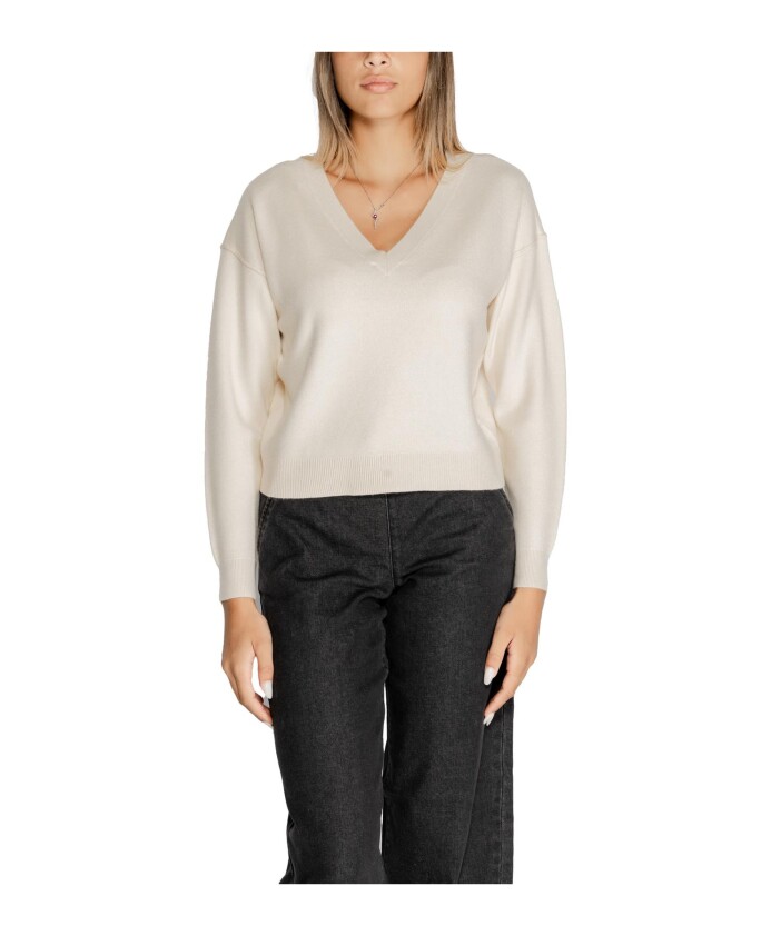 pull-en-tricot-blanc-a-col-en-v