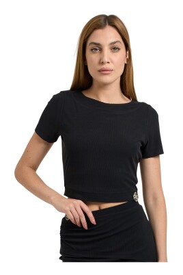 haut-noir-avec-detail-de-bijou