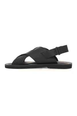 Sandaler med korsade remmar