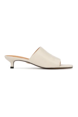 Mules i präglat läder med kitten heels