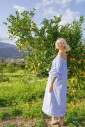 robe-midi-a-rayures-bleues-epaules-denudees