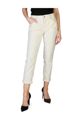 comfort-stretch-jeans-with-logo-details