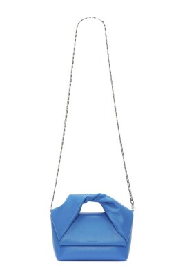 sac-bleu-ciel-en-cuir-avec-details-torsades
