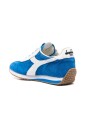 baskets-bleues-a-semelle-epaisse-en-caoutchouc