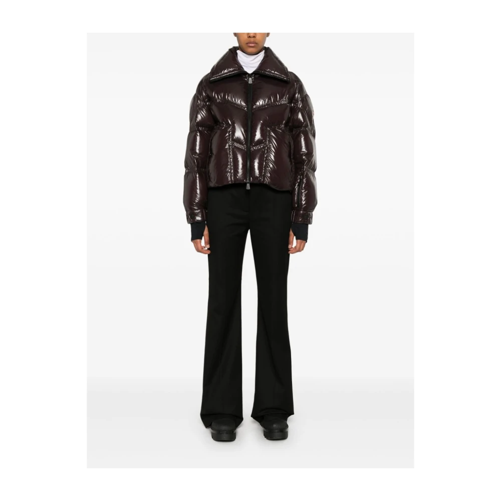 Moncler Korte Bourgondische Nylonjas met Veren Vulling Brown Dames