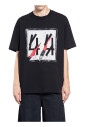 zwarte-tee-met-sticker-print