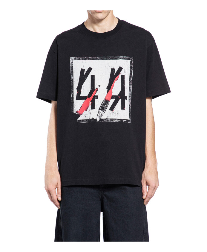 zwarte-tee-met-sticker-print