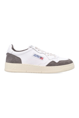 sneakers-basses-en-cuir-avec-details-perfores