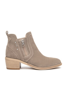 beige-boots-stivaletto