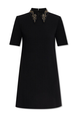 robe-avec-des-appliques-sur-le-col