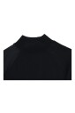 robe-noire-en-tricot-avec-col-roule