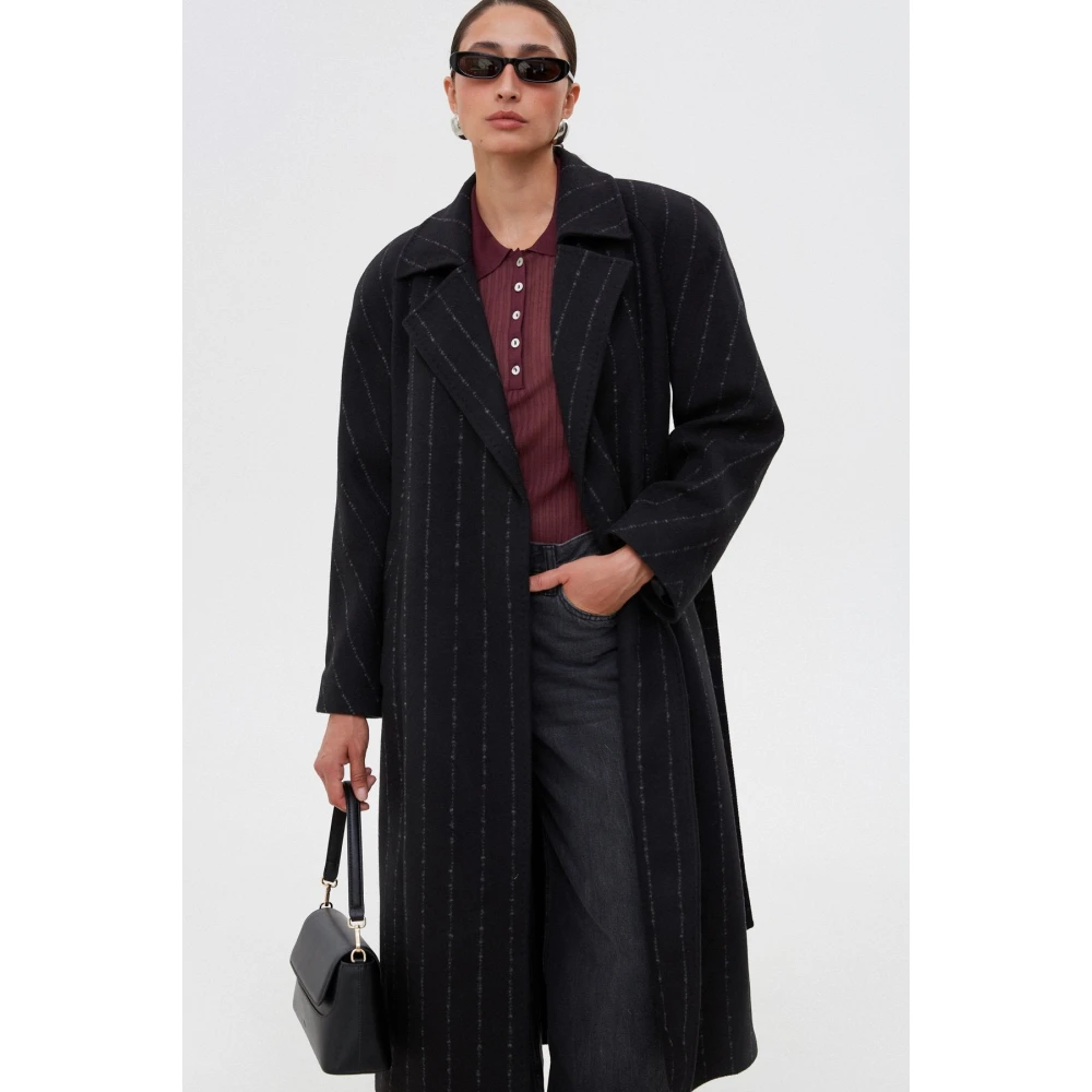 Estro Lange Zwarte Gestreepte Mantel Met Riem Black Dames