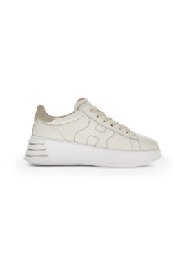 sneakers-fabriquees-en-italie-avec-detail-en-daim