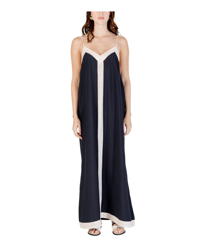 robe-noire-a-bretelles-et-col-en-v
