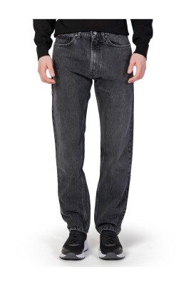 relaxed-fit-jeans