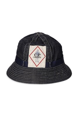 stilren-bucket-hat-med-metalldetaljer