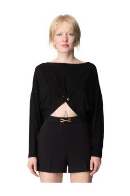 pull-noir-a-manches-longues-avec-detail-de-piercing