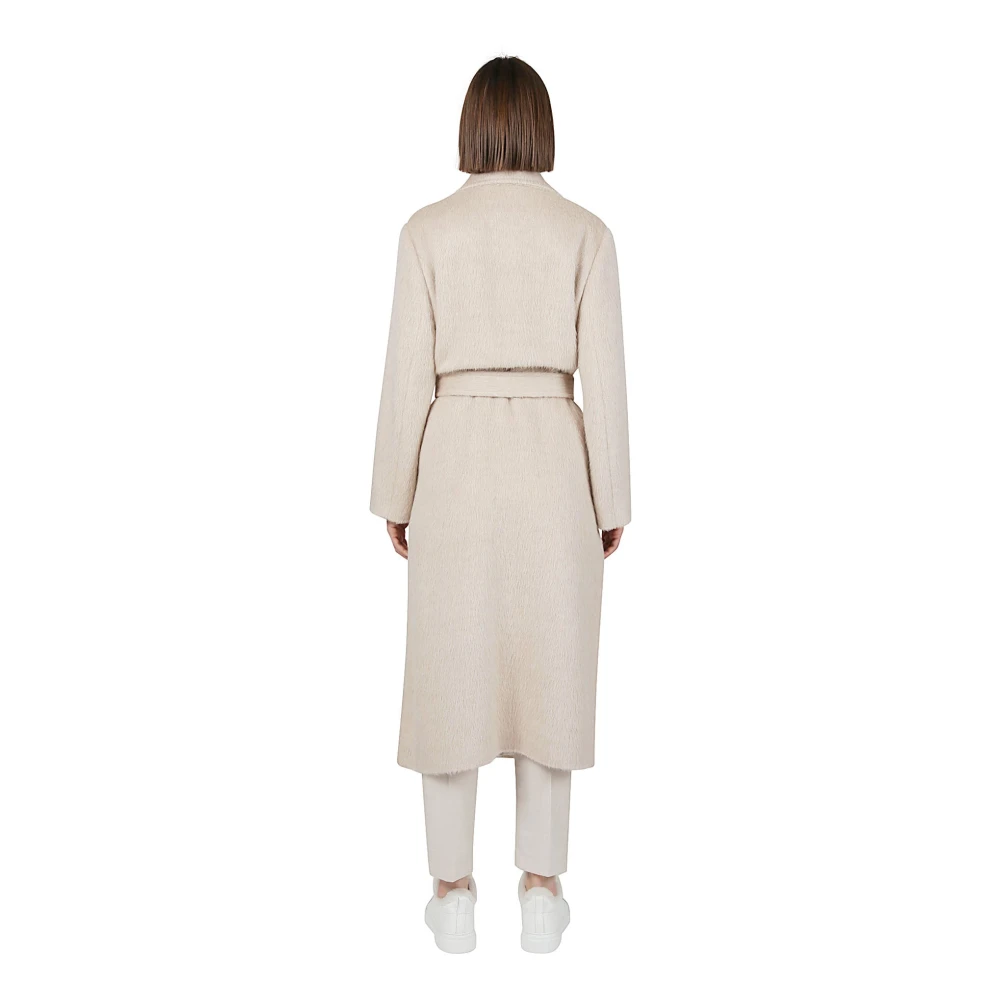 Eleventy Lange Jas met Riem in Baby Lama Wol Beige Dames