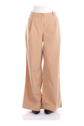 pantalon-beige-avec-logo-lateral