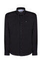 chemise-noire-avec-monogramme-brode
