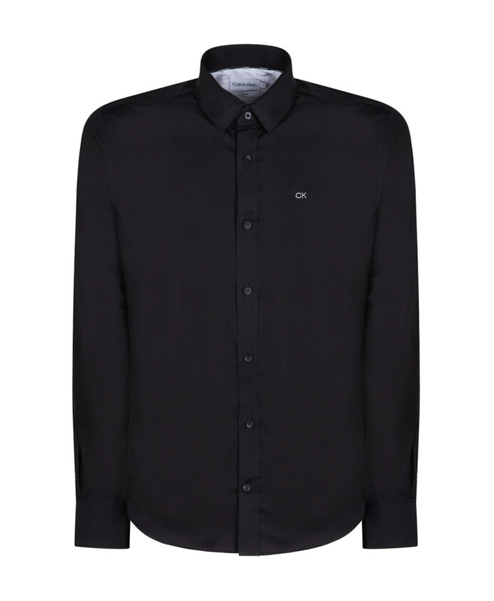 chemise-noire-avec-monogramme-brode