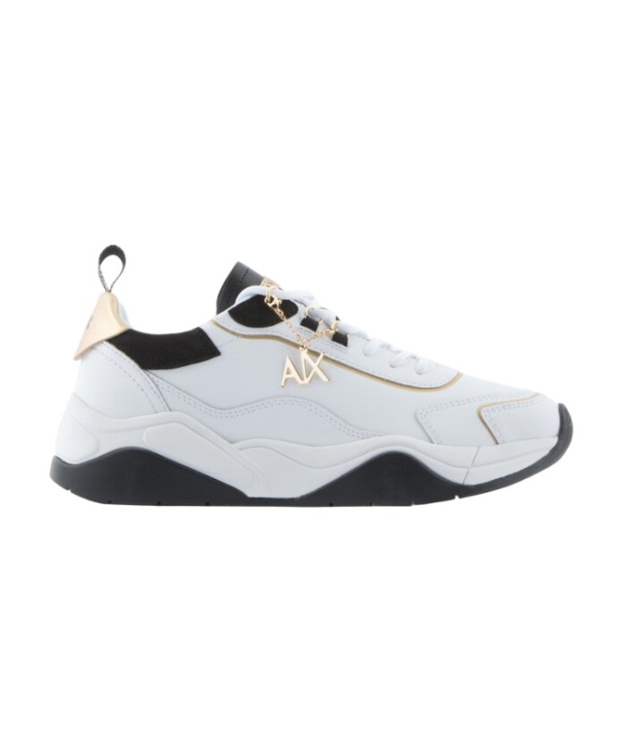 sneakers-blanches-elegant-detail-en-daim