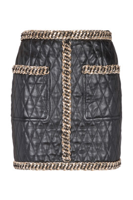 jupe-en-cuir-matelasse-et-chaines