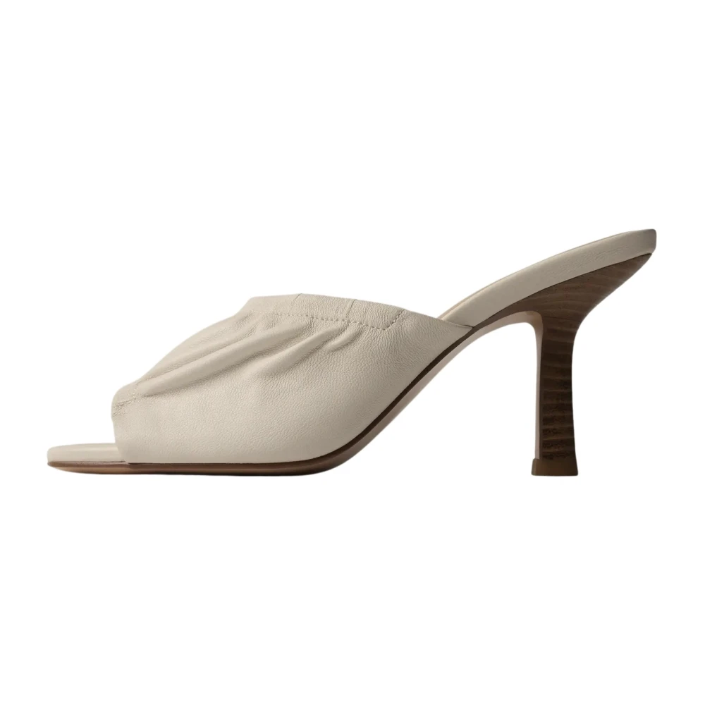 L37 Heeled Mule