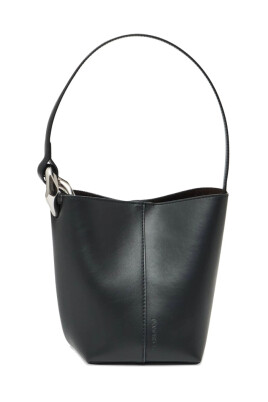 sac-seau-en-cuir-noir-avec-boucle-metallique