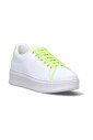 gele-rubberen-sneakers-met-patch