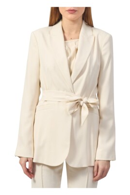 veste-blanche-avec-revers-et-ceinture