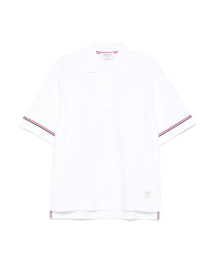 polo-blanc-avec-signature-distinctive
