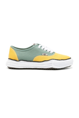 green-canvas-sneakers-with-contrast-detail