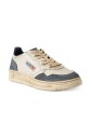 baskets-blanches-avec-bout-perfore