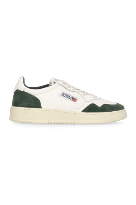 sneakers-en-cuir-blanc-avec-des-accents-verts