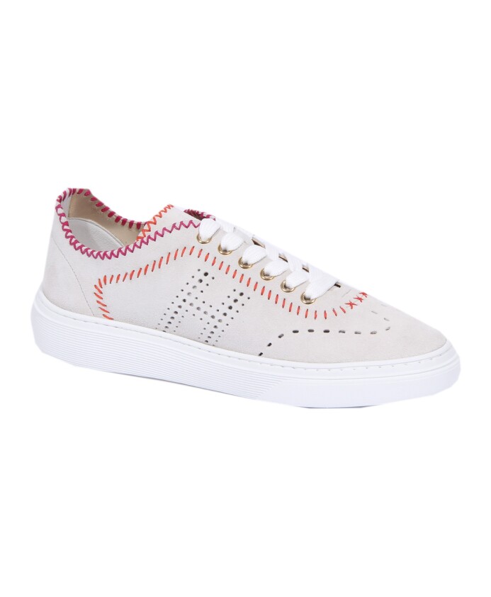 chaussure-en-daim-perfore-gris-clair