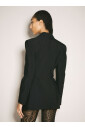 getailleerde-blazer-met-uitsparingen-en-gespen