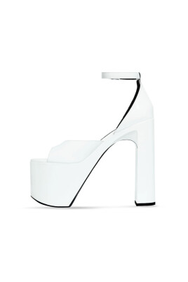 hvid-patent-sandal-med-justerbar-rem