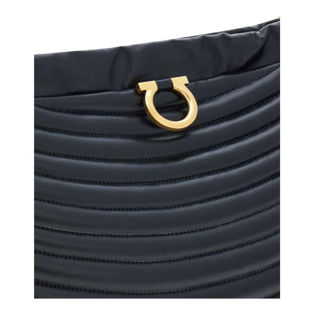 Salvatore Ferragamo Gewatteerde Schoudertas met Gancio Plaque Black Dames