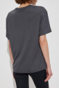 t-shirt-avec-une-application-en-forme-de-logo