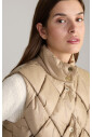 gewatteerd-damesvest-met-pintuck-ontwerp