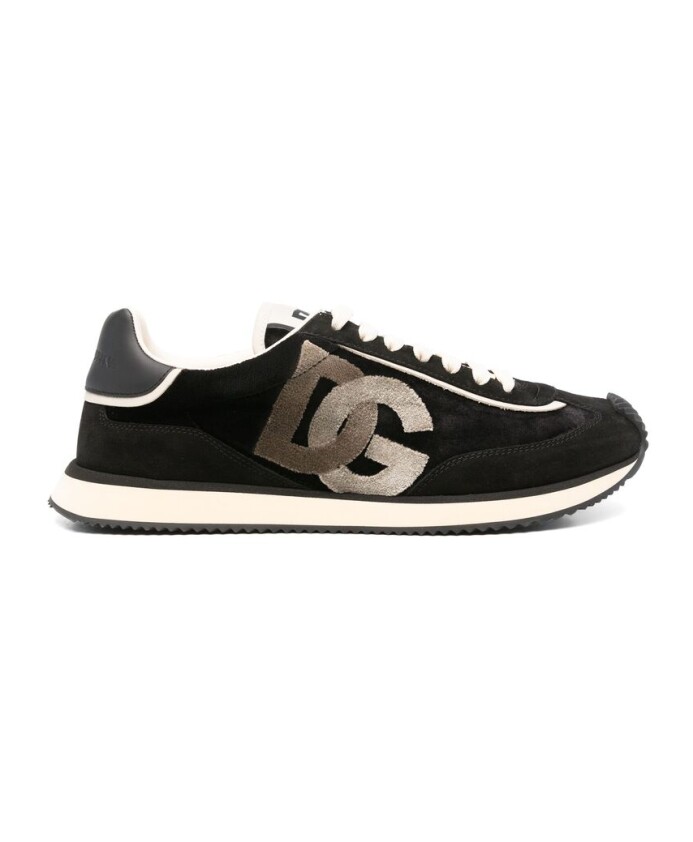 svart-snorad-sneaker-med-logopatch