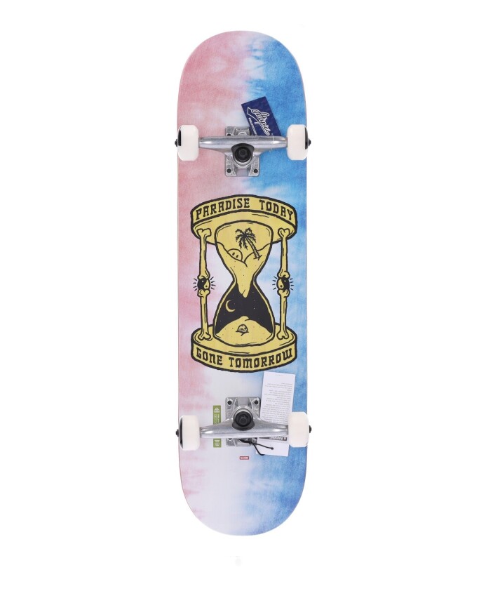 blauw-roze-verf-skateboard-geassembleerd