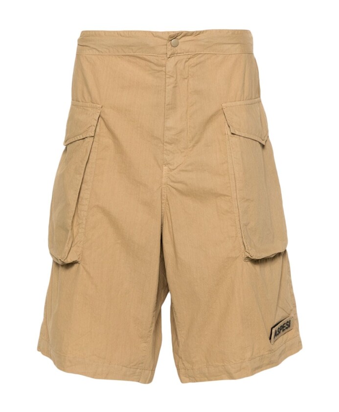 shorts-neutres-pour-un-look-elegant