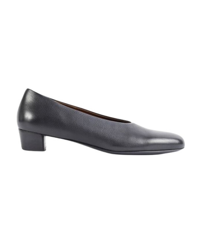 black-leather-decollete-pumps